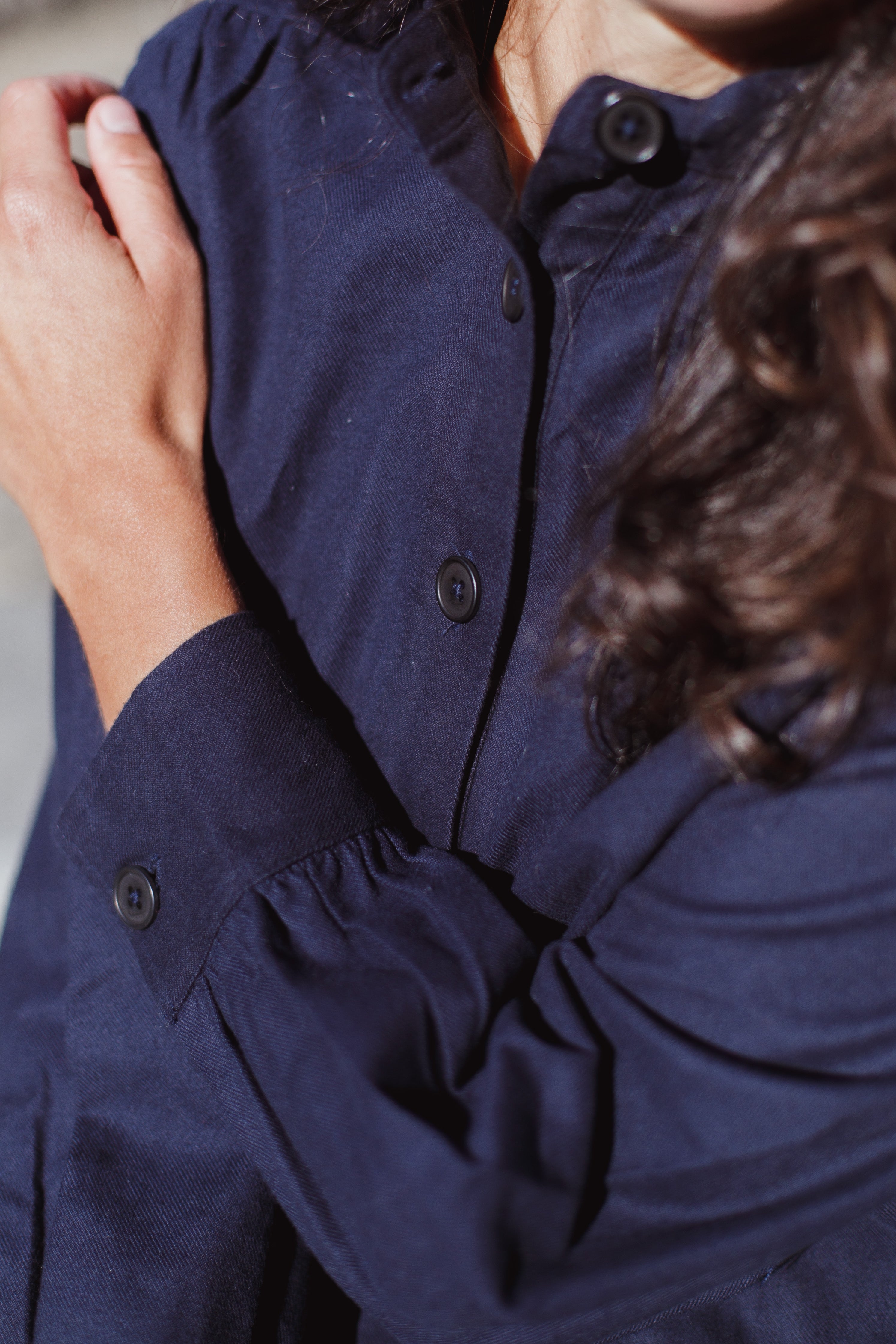 Šaty s naberanými rukávmi a stojačikom MELAWEAR Kasi - Navy Blue